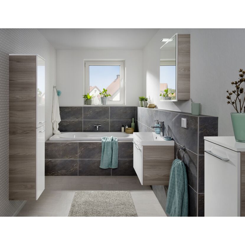 Modernes Badezimmer mit grauen Fliesen und Holzmöbeln