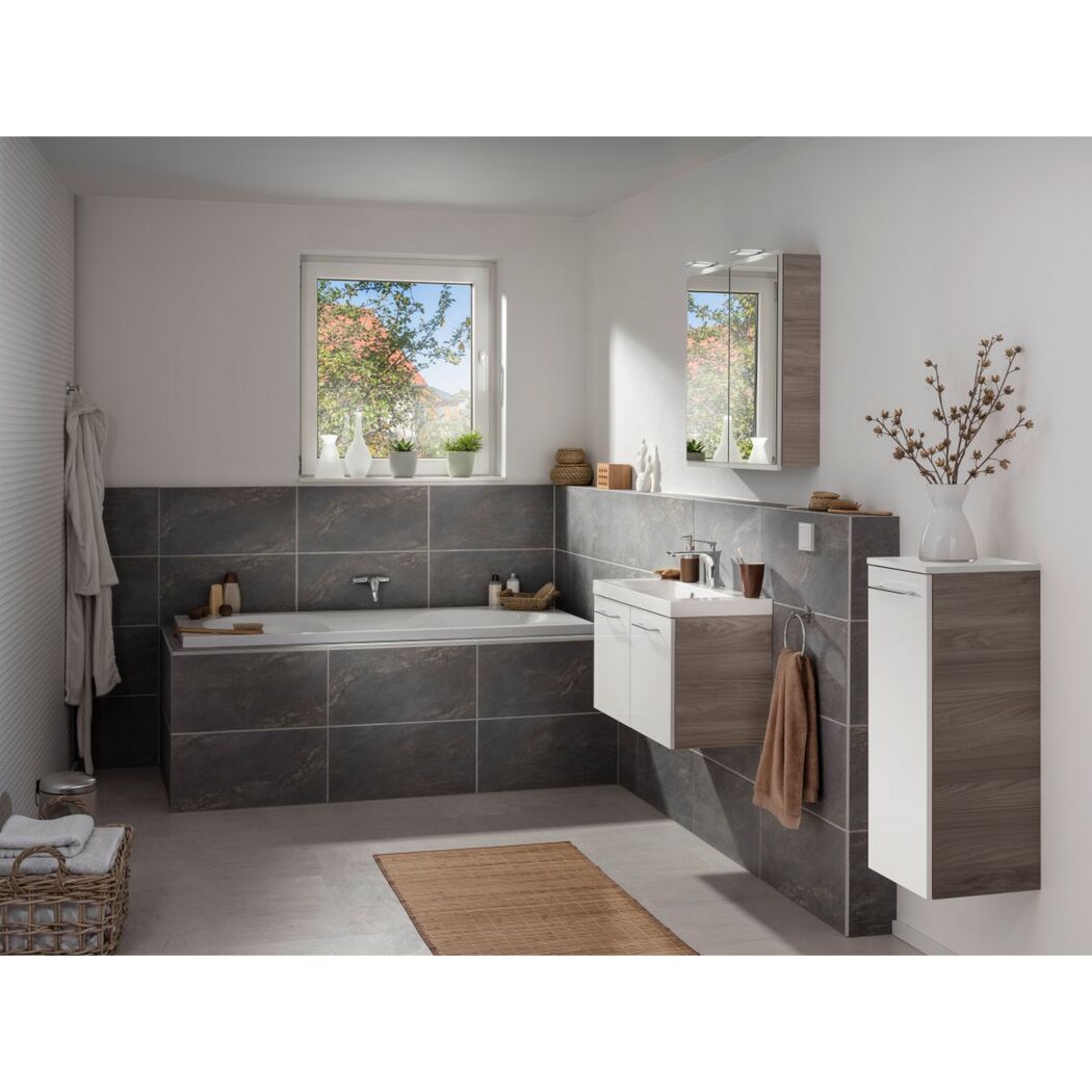 Modernes Badezimmer mit grauen Fliesen