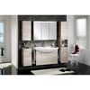 Modernes Badezimmer mit Waschbecken und Spiegelschrank