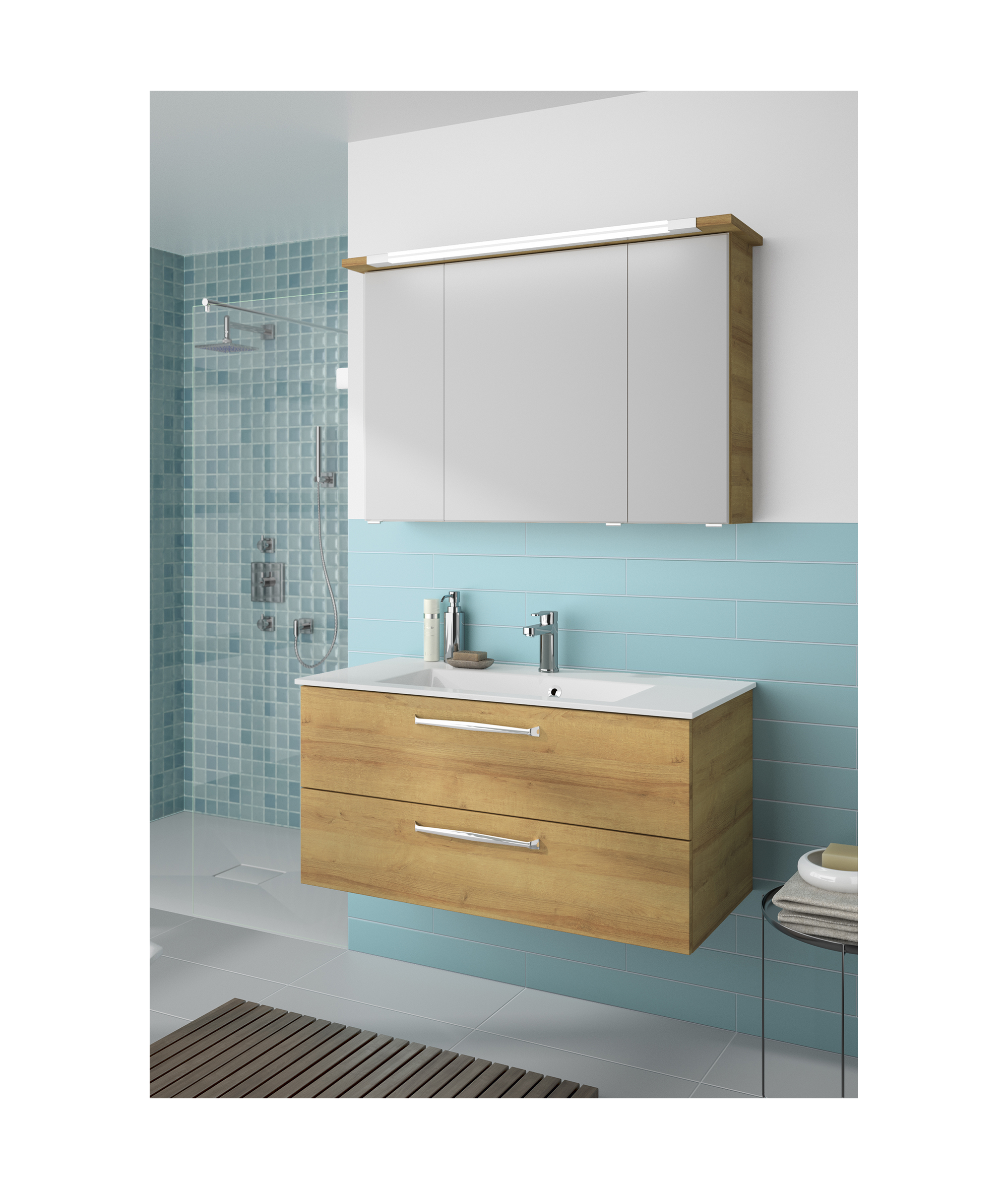 Badezimmer mit hellblauen Fliesen und Waschtischunterschrank aus Holz