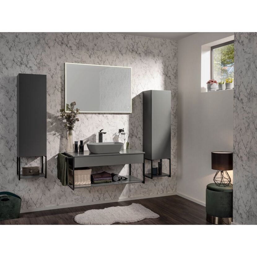 Modernes Badezimmer mit grauen Schränken und Spiegel.