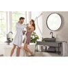 Zwei Personen im Badezimmer mit Badewanne und Waschbecken