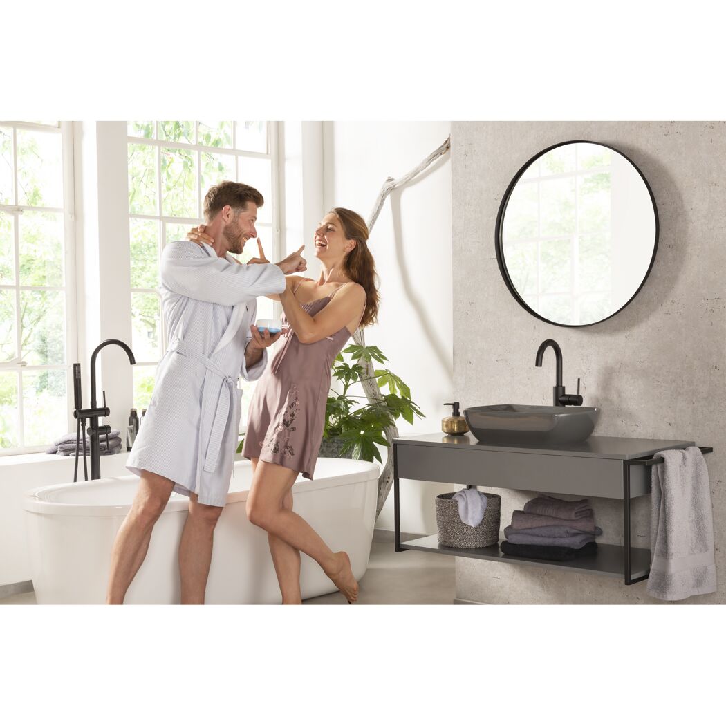 Zwei Personen im Badezimmer mit Badewanne und Waschbecken