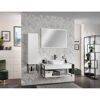 Modernes Badezimmer mit Waschbecken und Hochschrank.