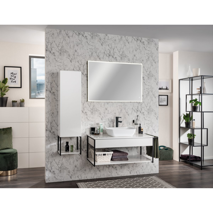 Modernes Badezimmer mit Waschbecken und Hochschrank.
