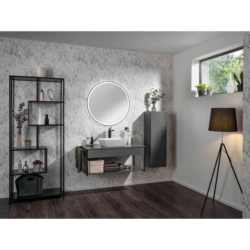 Modernes Badezimmer mit grauen Möbeln, rundem Spiegel und schwarzem Metallregal.