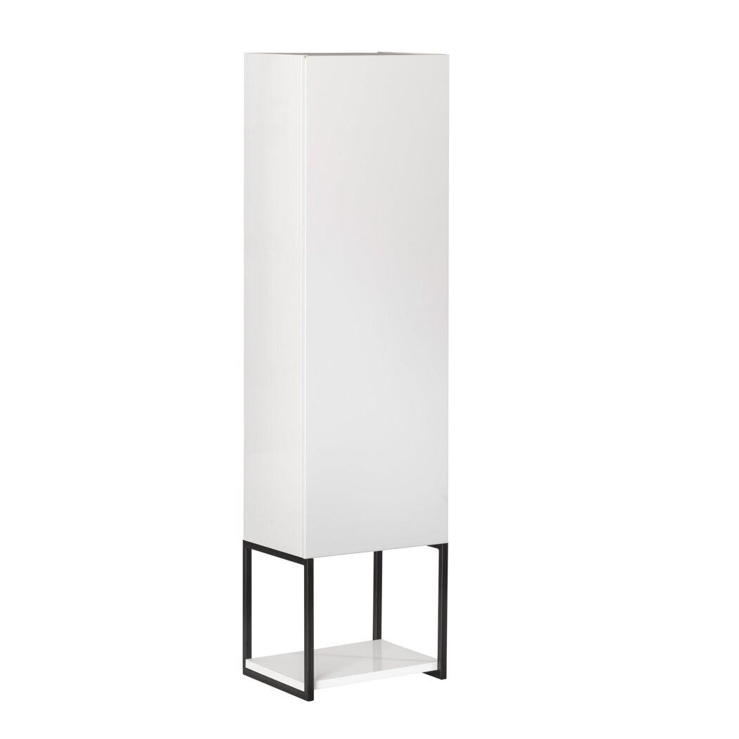 Weißer Hochschrank mit schwarzem Metallgestell und Ablage.