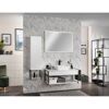 Modernes Badezimmer mit Hängeschrank, Waschbecken und Regal.