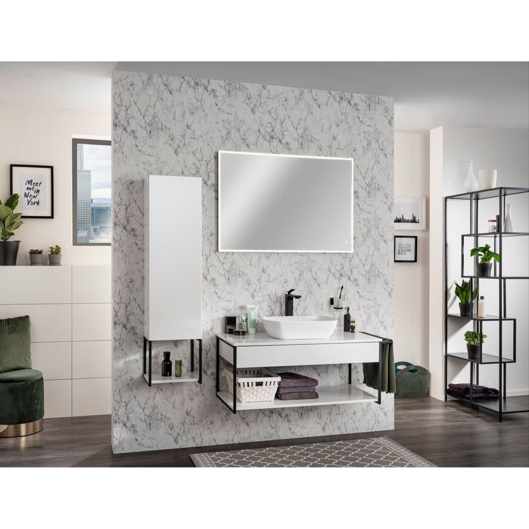 Modernes Badezimmer mit Hängeschrank, Waschbecken und Regal.