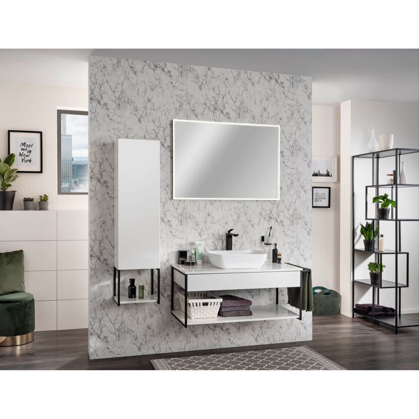 Modernes Badezimmer mit Hängeschrank, Waschbecken und Regal.