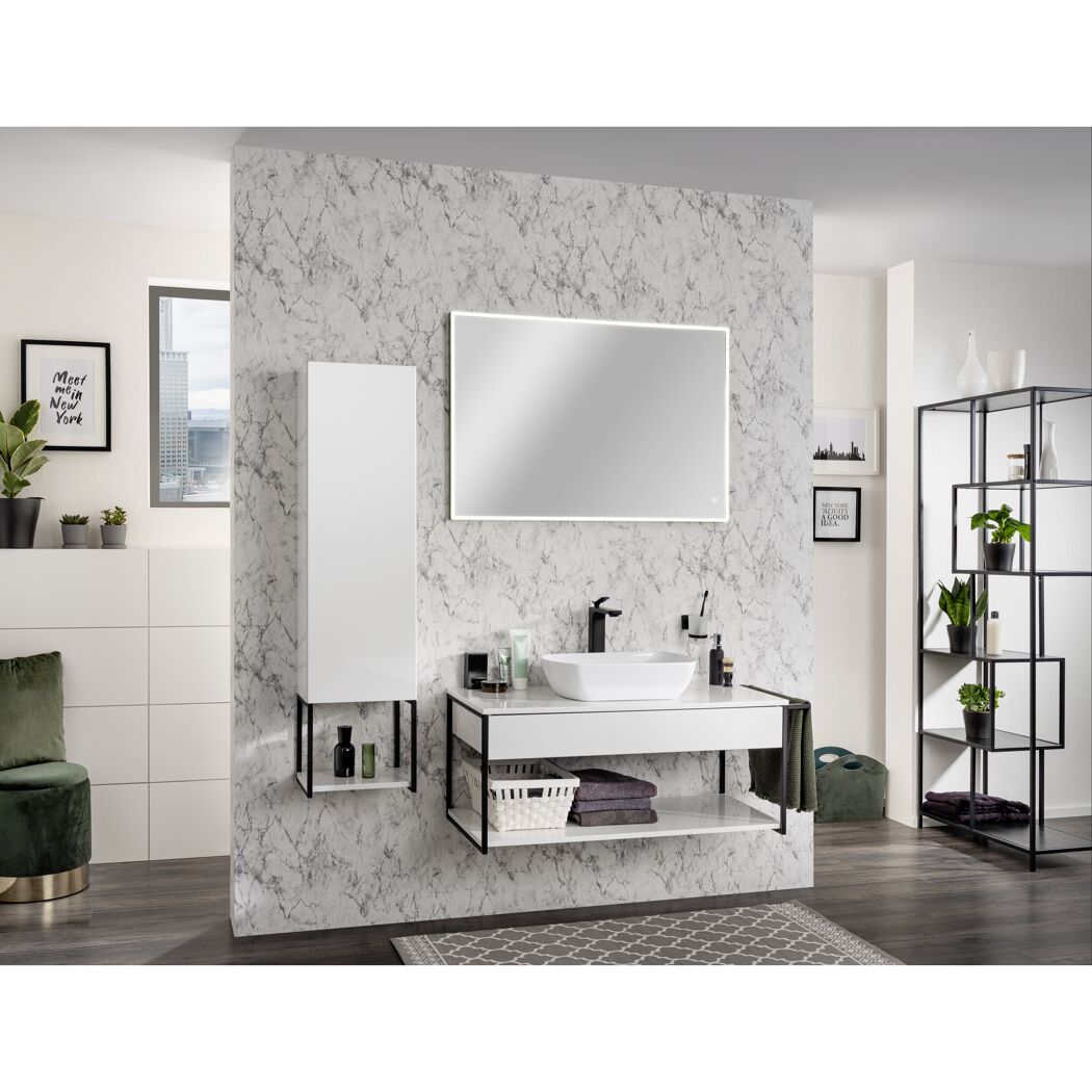 Modernes Badezimmer mit weißen Möbeln und Marmorwand