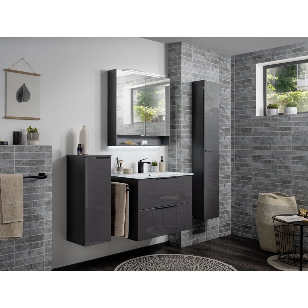 Modernes Badezimmer mit anthrazitfarbenem Waschbeckenunterschrank und Spiegelschrank.