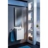 Badezimmer mit beleuchtetem Spiegel, Waschbeckenunterschrank und Handtuchhalter