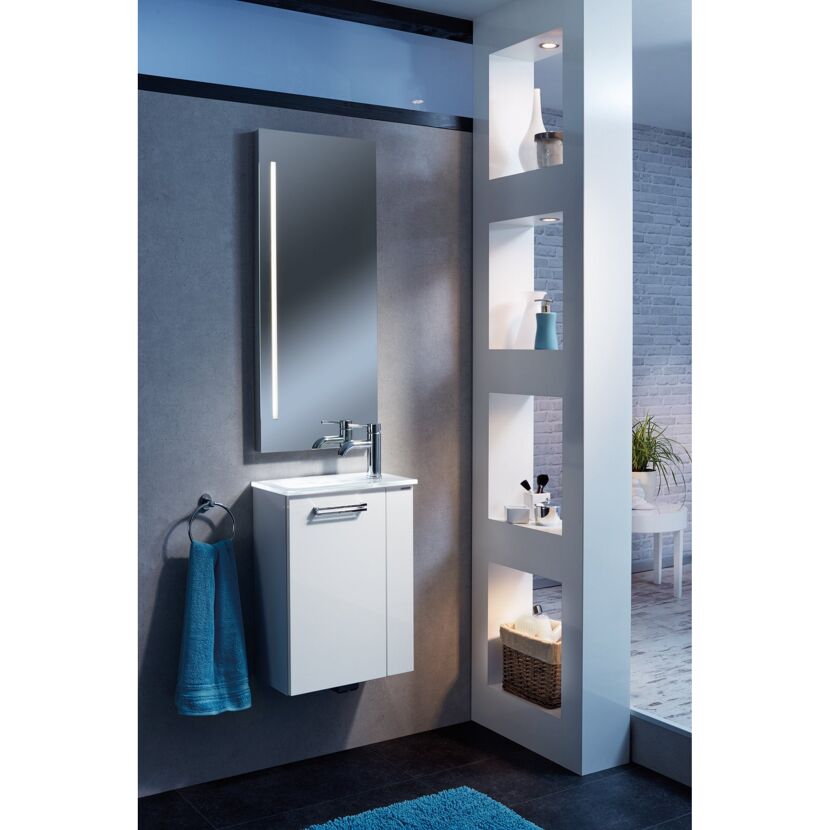 Badezimmer mit beleuchtetem Spiegel, Waschbeckenunterschrank und Handtuchhalter