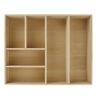 Leere Schubladenbox aus hellem Holz.