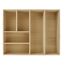 Leere Schubladenbox aus hellem Holz.