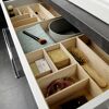 Offene Schublade mit Badutensilien