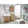Modernes Badezimmer mit Holzmöbeln und Strandblick