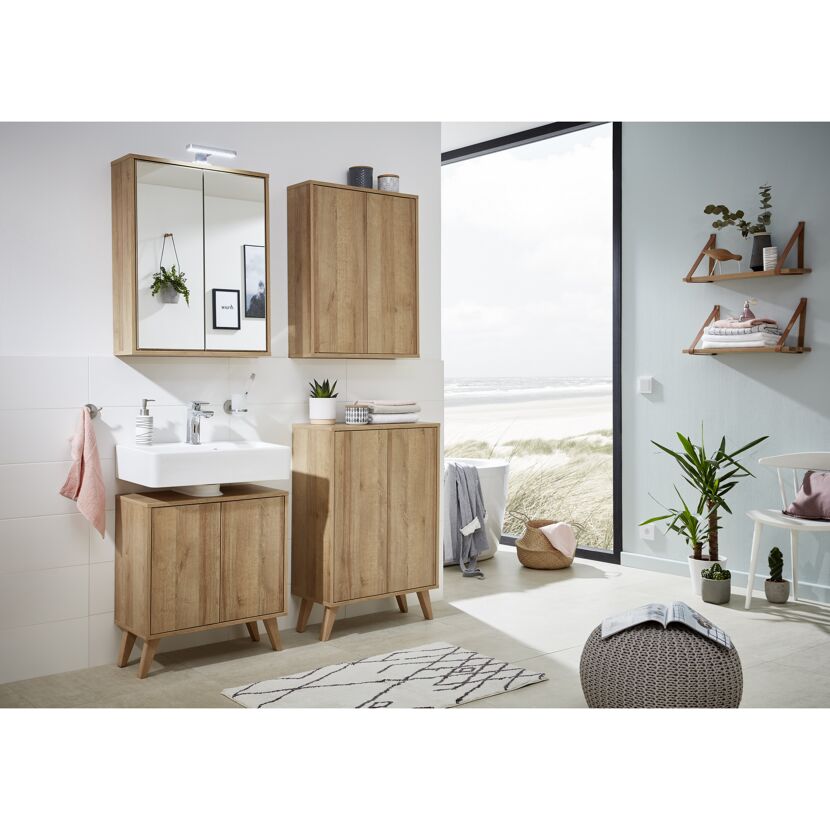 Modernes Badezimmer mit Holzmöbeln und Strandblick