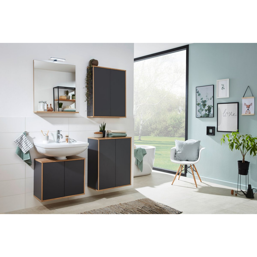 Modernes Badezimmer mit grauen Hochschränken und weißen Waschbecken