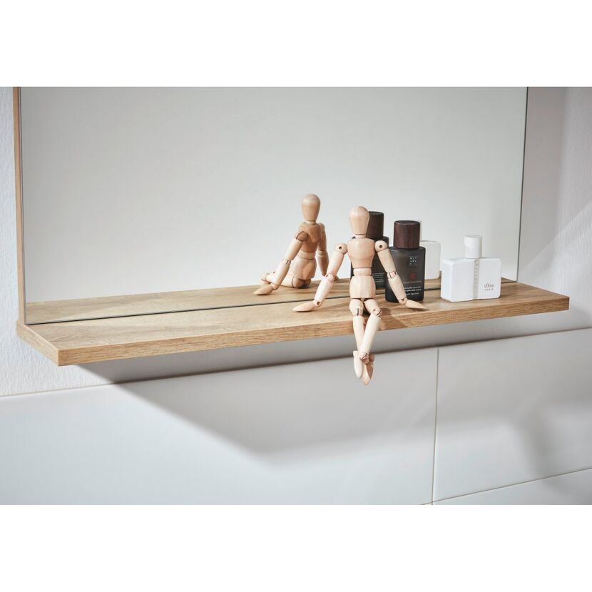 Holzfigur auf Ablage mit Spiegel und Kosmetikartikeln