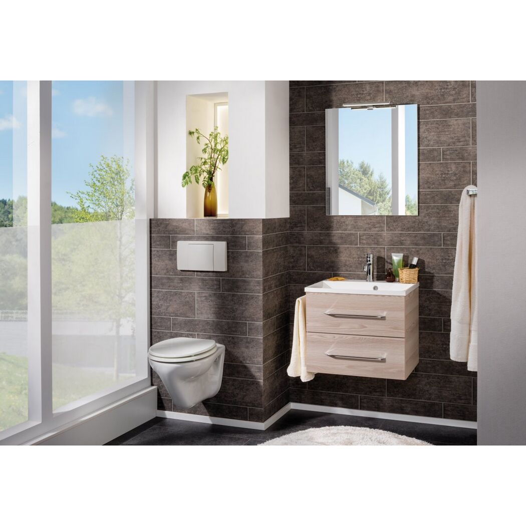 Modernes Badezimmer mit Hänge-WC und Waschbeckenunterschrank