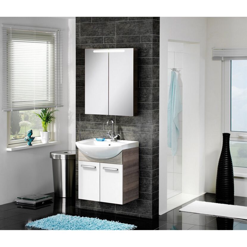 Badezimmermöbel mit Waschbecken, Spiegelschrank, Handtuch und Mülleimer.