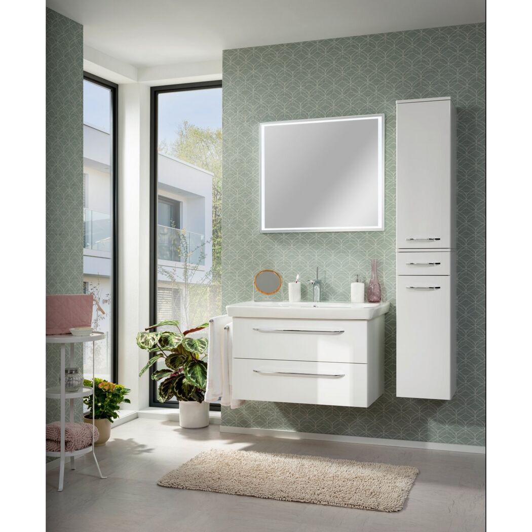 Badezimmer mit weißem Waschbeckenunterschrank, Spiegel und Hochschrank