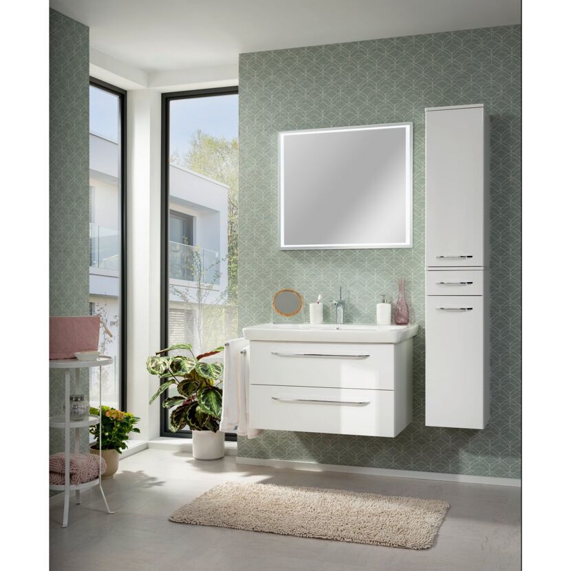 Badezimmer mit weißem Waschbeckenunterschrank, Spiegel und Hochschrank