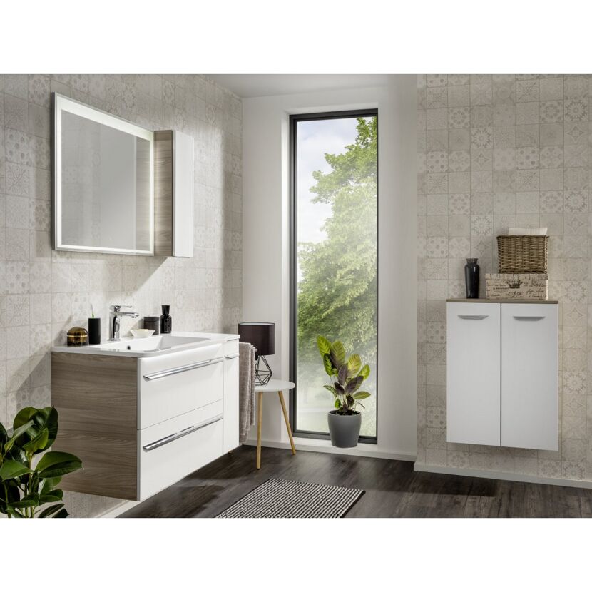 Modernes Badezimmer mit Waschbecken und Spiegelschrank
