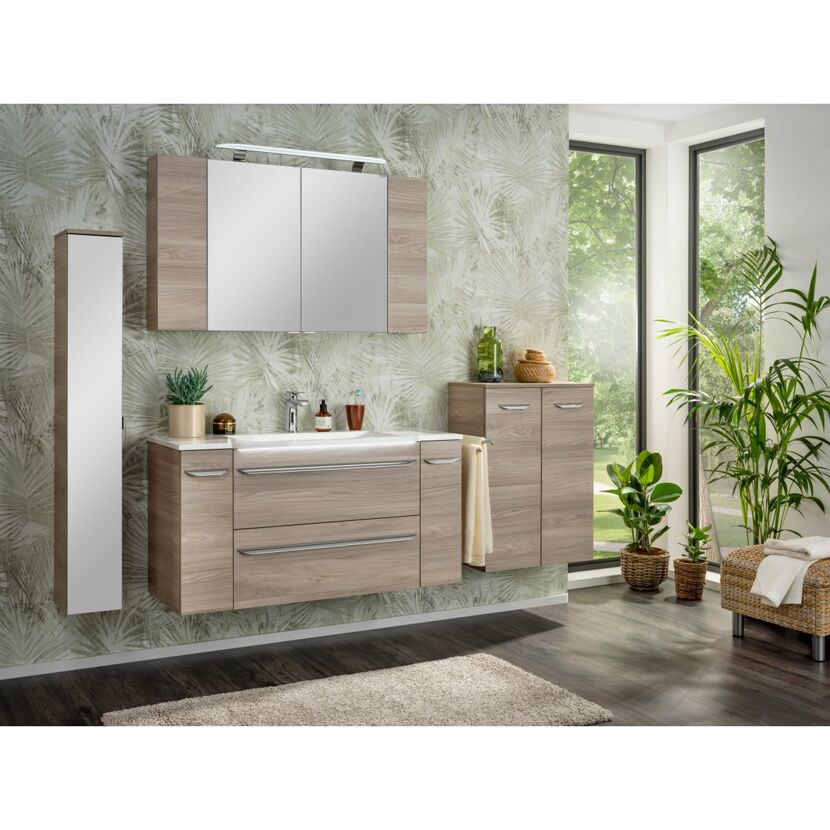 Modernes Badezimmer mit Waschbecken, Spiegelschrank und Hochschränken.