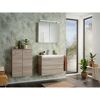Badezimmer mit Hängeschrank, Waschbeckenunterschrank und Spiegel