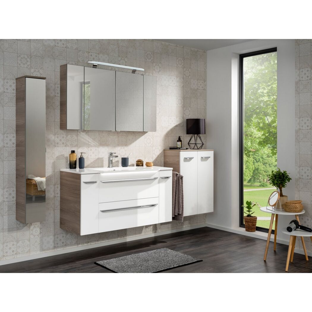 Badezimmer mit Waschtischunterschrank, Spiegelschrank, Hochschrank und Handtuch