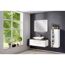 Modernes Badezimmer mit Waschtisch und Spiegelschrank.