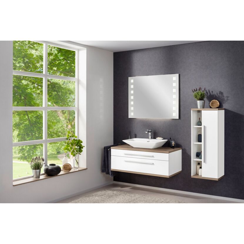 Modernes Badezimmer mit Waschtisch und Spiegelschrank.