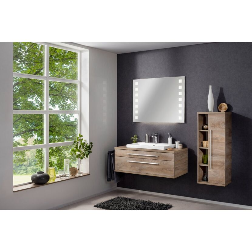 Badezimmer mit Waschbeckenunterschrank und Spiegelschrank