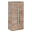 Hoher, schmaler Schrank mit zwei Türen und Metallgriffen.