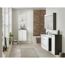 Modernes Badezimmer mit weißen Möbeln und Steinwand