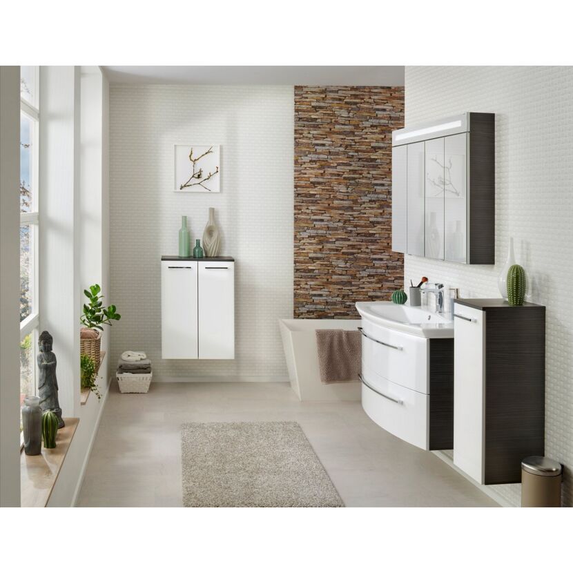Modernes Badezimmer mit weißen Möbeln und Steinwand