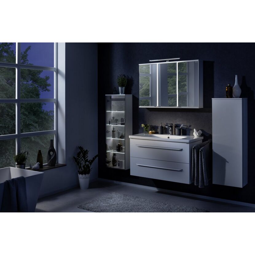Modernes Badezimmer mit weißen Schränken und großem Fenster.