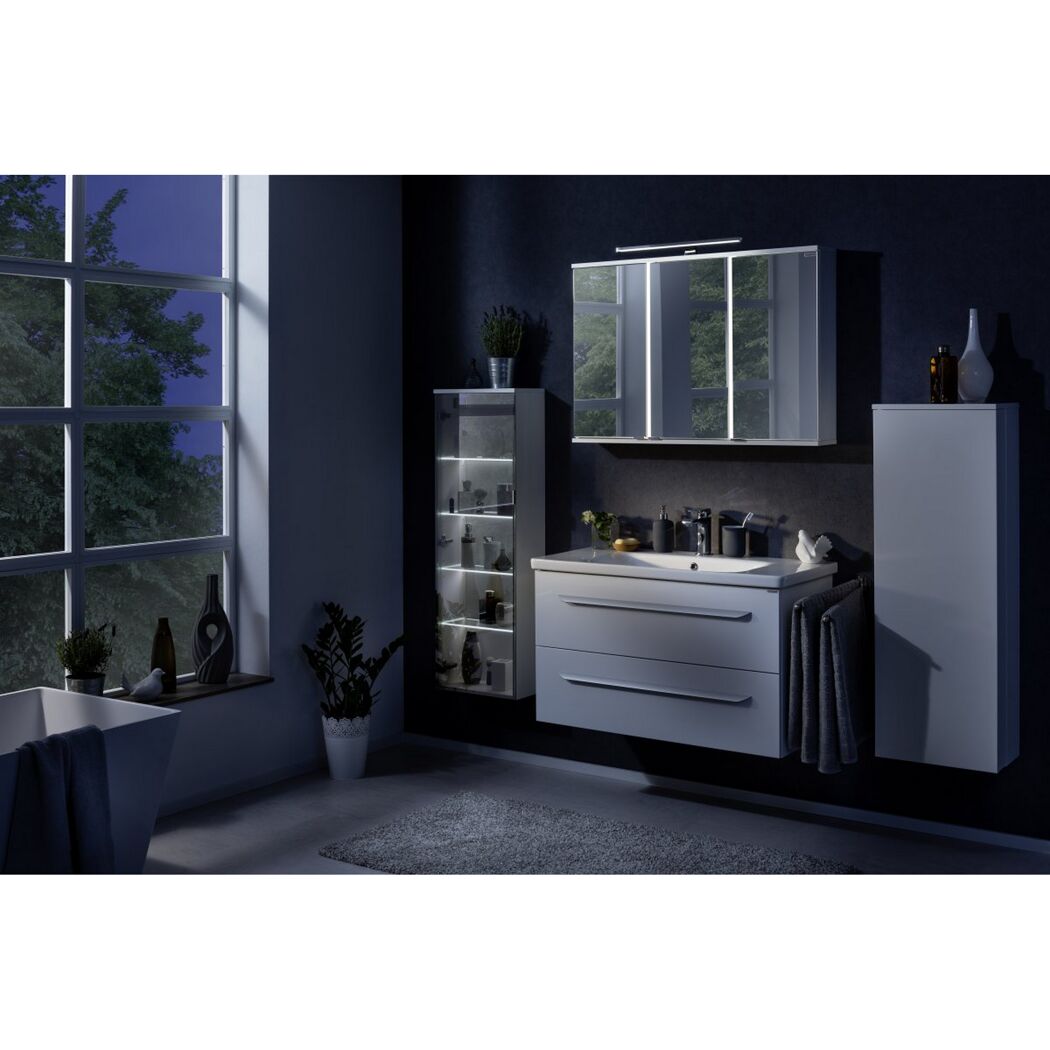 Modernes Badezimmer mit weißen Schränken und großem Fenster.