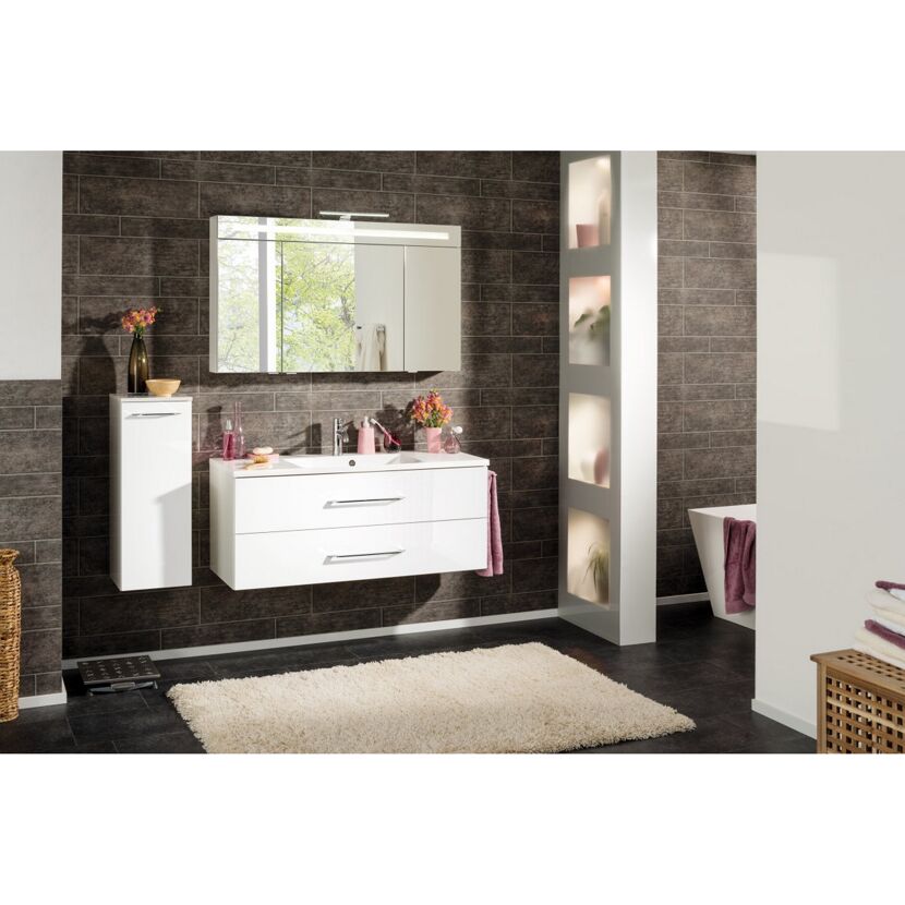 Modernes Badezimmer mit weißem Waschbecken und Spiegelschrank
