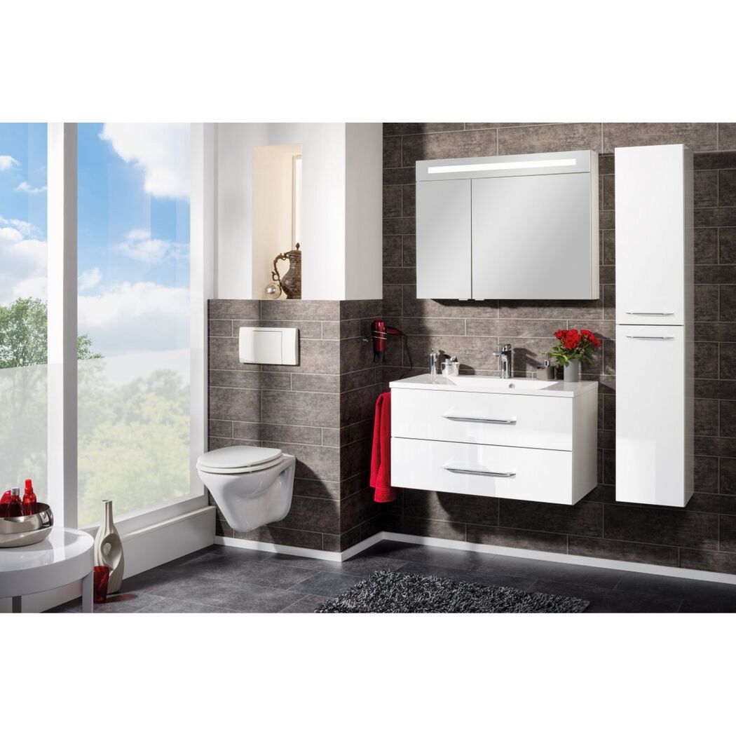 Modernes Badezimmer mit weißen Möbeln und grauen Fliesen.