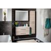 Modernes Badezimmer mit hellem Waschbeckenunterschrank und Spiegelschrank.