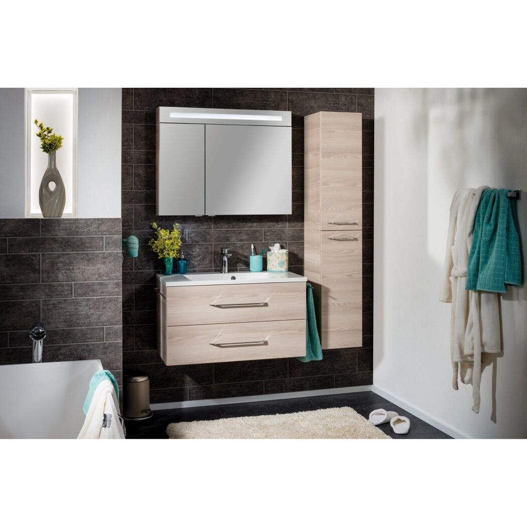 Modernes Badezimmer mit hellem Waschbeckenunterschrank und Spiegelschrank.