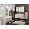 Modernes Badezimmer mit Doppelwaschbecken und Badewanne