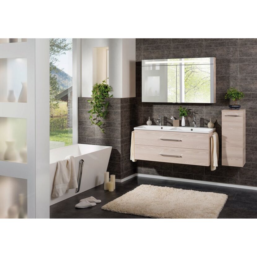 Modernes Badezimmer mit Doppelwaschbecken und Badewanne