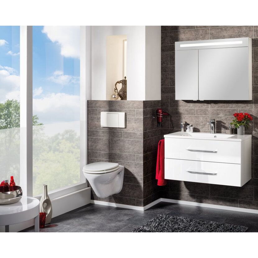 Modernes Badezimmer mit weißem Waschbecken und WC.