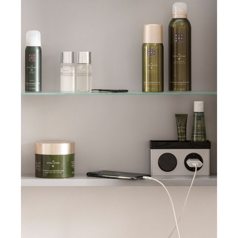 Badezimmerregal mit Kosmetikprodukten von Rituals
