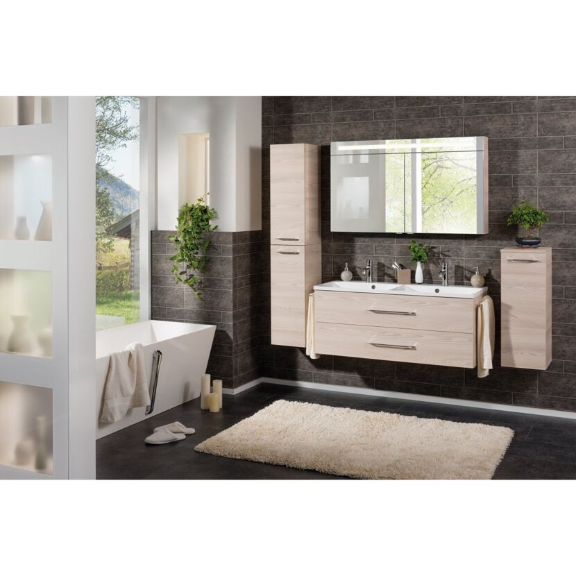 Modernes Badezimmer mit Doppelwaschbecken und Badewanne.